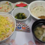 ひな祭り行事食は、ちらし寿司、ミートボールグラタン、お吸い物、卯の花サラダ、菜の花のソテー、ひし餅ゼリー。春らしい食材がいっぱいですね♪